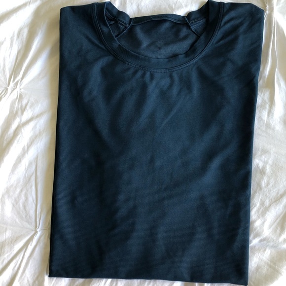 lululemon athletica Other - Men’s lululemon Metal Vent Tech shirt - Large